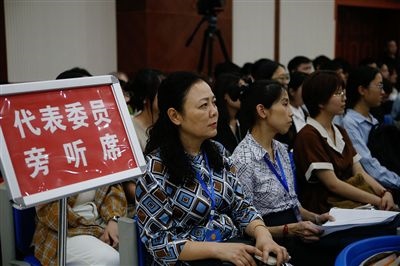 圖④：重慶五中院在西南政法大學(xué)開庭審理一起執(zhí)行異議之訴二審案，重慶市人大代表張濤（左一）、周藝梅（左二）和學(xué)生一起觀摩庭審。