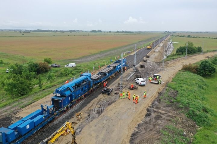 這是匈塞鐵路匈牙利段孔圣米克洛什-陶什站施工現(xiàn)場（5月30日攝，無人機照片）。新華社發(fā)（中國中鐵匈塞鐵路項目經(jīng)理部供圖）