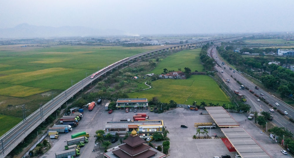 這是在印度尼西亞萬隆拍攝的一列行駛中的雅萬高鐵高速動車組列車（2023年10月17日攝，無人機照片）。新華社記者 徐欽 攝