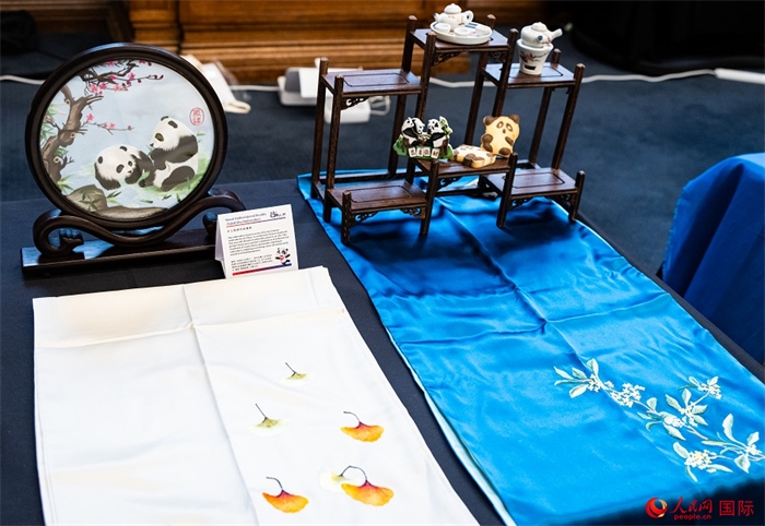 活動現(xiàn)場的現(xiàn)場文創(chuàng)展、互動體驗區(qū)、非遺區(qū)展示。人民網(wǎng) 郭錦標攝