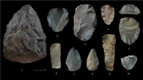 石制品 1.手斧 2、4、5.勒瓦婁哇石核（循環(huán)剝片法、優(yōu)先剝片法）3.勒瓦婁哇石葉石核 6.勒瓦婁哇石葉 7、8.勒瓦婁哇尖狀器 9.石葉 10.錐形石葉石核。中肯聯(lián)合考古隊(duì)供圖