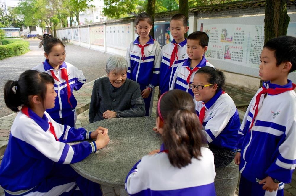 △2013年5月21日，龔全珍老人和江西萍鄉(xiāng)市蓮花縣的孩子們在一起。