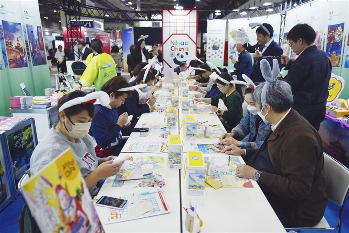 日本國際旅游博覽會中國展館北京非遺兔兒爺填色體驗工作坊。圖片由中國駐東京旅游辦事處提供