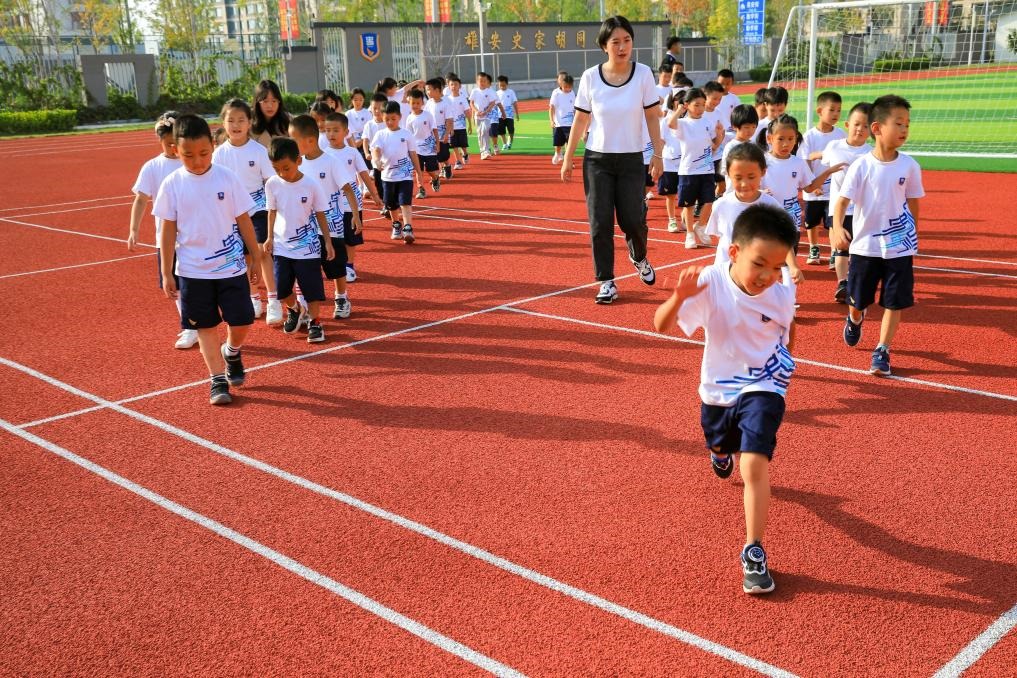 2023年9月，雄安史家胡同小學(xué)的學(xué)生們在操場上活動。新華社記者張鋮 攝