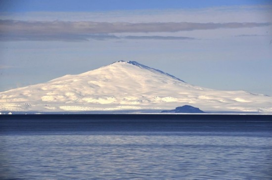 羅斯海沿岸的火山。新華社記者 張建松 攝