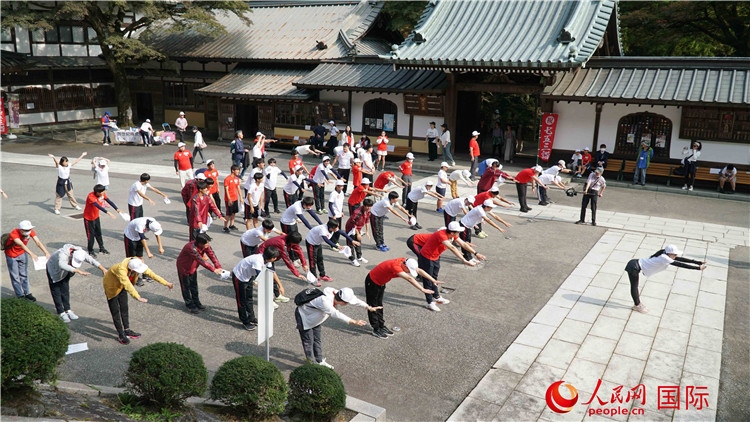 開(kāi)跑前，中日青少年一起做熱身運(yùn)動(dòng)。人民網(wǎng) 蔣曉辰攝