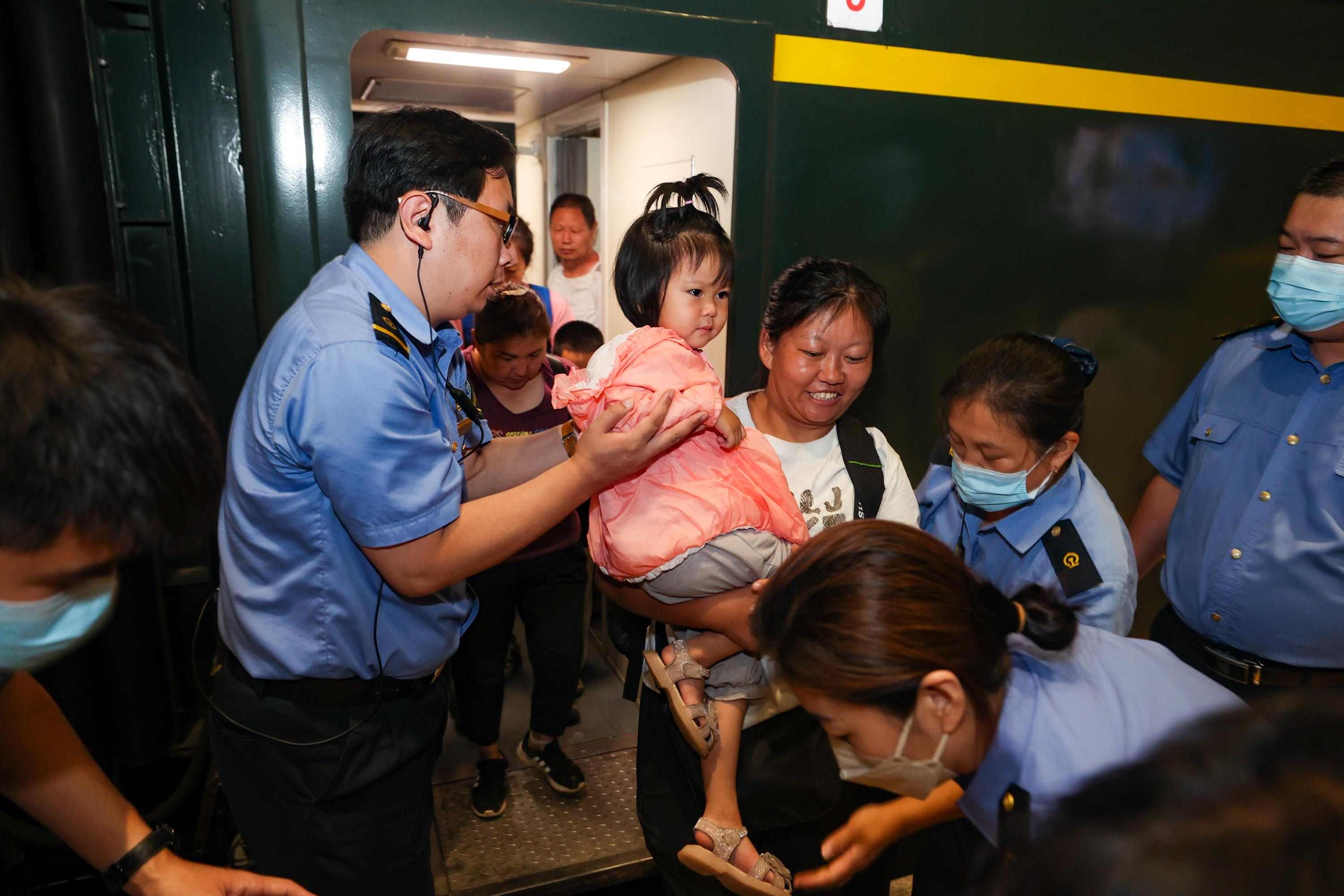 2023年8月2日，因強(qiáng)降雨被困的K396次列車第二批近500名旅客在救援隊的一路護(hù)送下，徒步五個小時抵達(dá)妙峰山鎮(zhèn)水峪嘴村。稍作休整后，他們乘坐臨時旅客列車前往北京豐臺站。