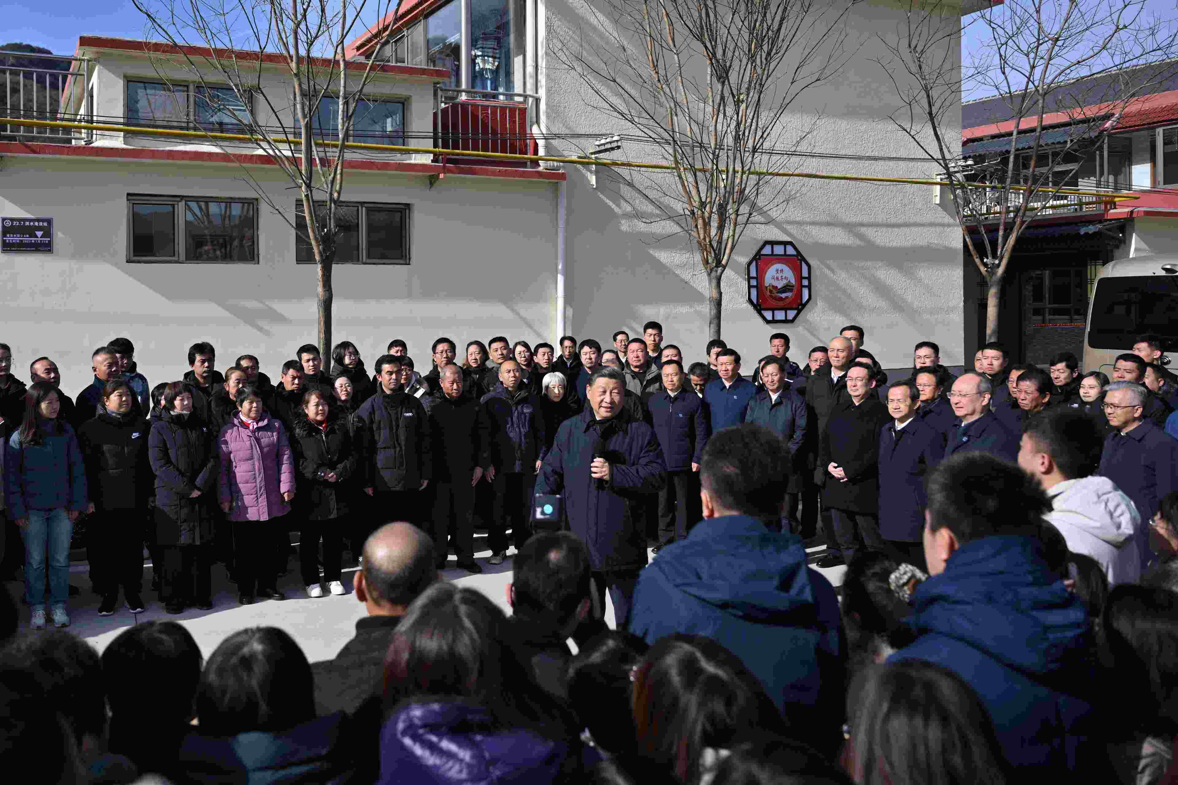 2023年11月10日，習(xí)近平總書記在北京市門頭溝區(qū)妙峰山鎮(zhèn)水峪嘴村考察時(shí)，同當(dāng)?shù)厝罕娪H切交流。