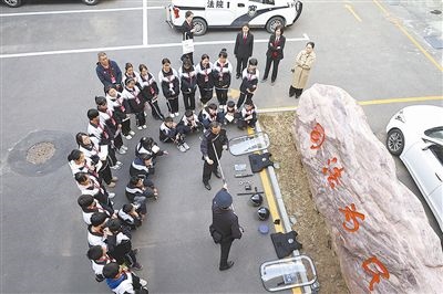 圖②：法警對警用裝備的使用進行現(xiàn)場演示。