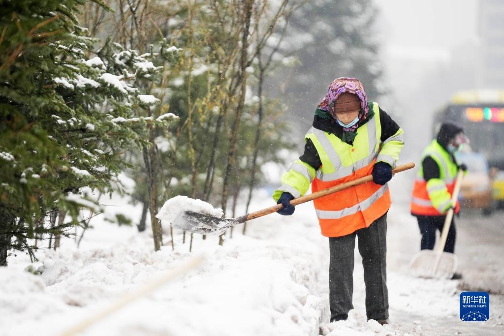 11月16日，環(huán)衛(wèi)工人在清理道路上的積雪。當(dāng)日，黑龍江哈爾濱市迎來(lái)雨雪天氣。新華社記者 王建威 攝