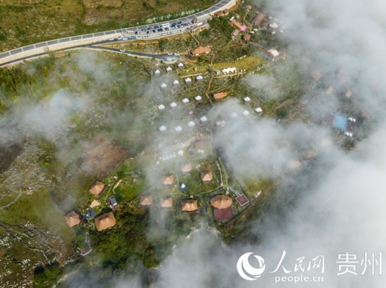 航拍掩映在晨間薄霧中的“花都里·化屋野奢度假營地“。人民網(wǎng) 陽茜攝