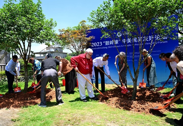 2023年6月28日，出席“鼓嶺之友”座談會(huì)的中美各界人士在鼓嶺共同植樹留念。