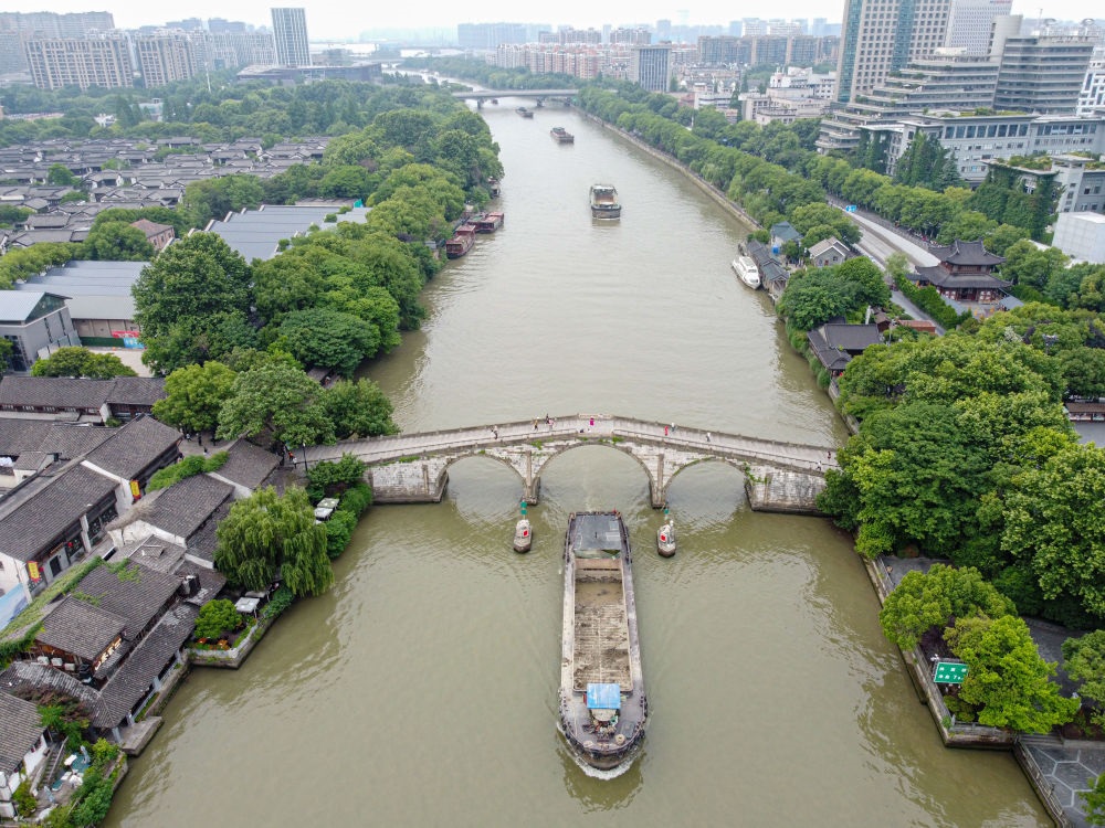 2022年5月27日，貨船通過京杭大運(yùn)河杭州段拱宸橋。（新華社記者江漢 攝）