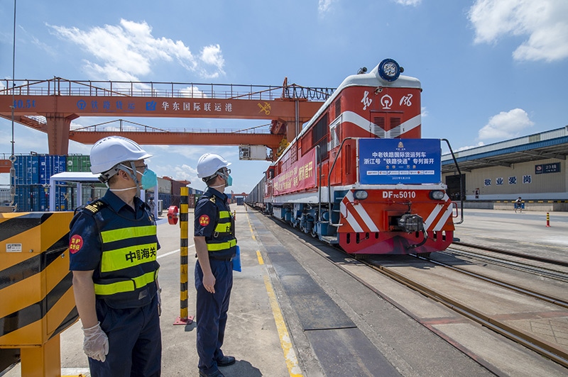 2022年6月29日，浙江金華，中老鐵路國(guó)際貨運(yùn)列車浙江號(hào)“鐵路快通”首趟專列經(jīng)海關(guān)監(jiān)管后，從金華南站鳴笛啟程，經(jīng)磨憨口岸駛向老撾萬(wàn)象。