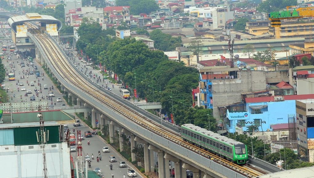 2021年11月6日，列車(chē)在越南首都河內(nèi)吉靈-河?xùn)|輕軌線上行駛。中企承建的越南首條城市輕軌項(xiàng)目交接儀式當(dāng)日在河內(nèi)舉行，標(biāo)志著該項(xiàng)目投入運(yùn)行。新華社/越通社