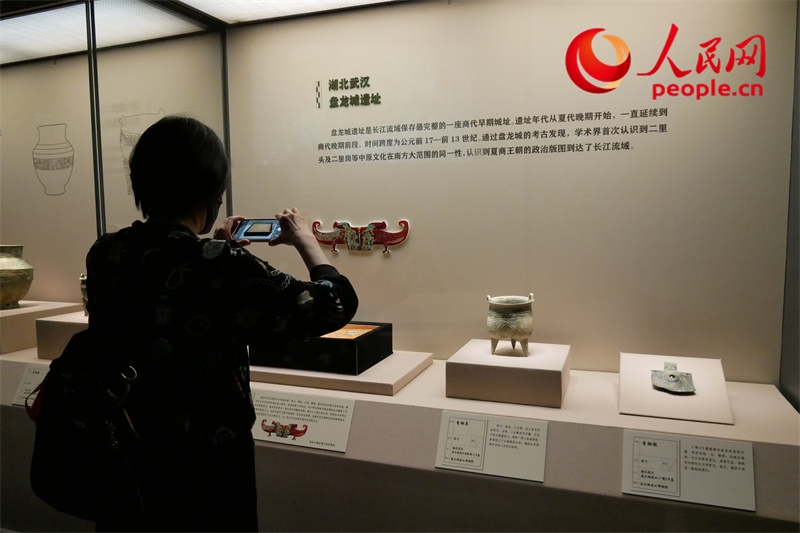 今年9月，觀眾正在參觀“鑒往知遠(yuǎn)——新時(shí)代考古成果展”。人民網(wǎng)記者 韋衍行攝