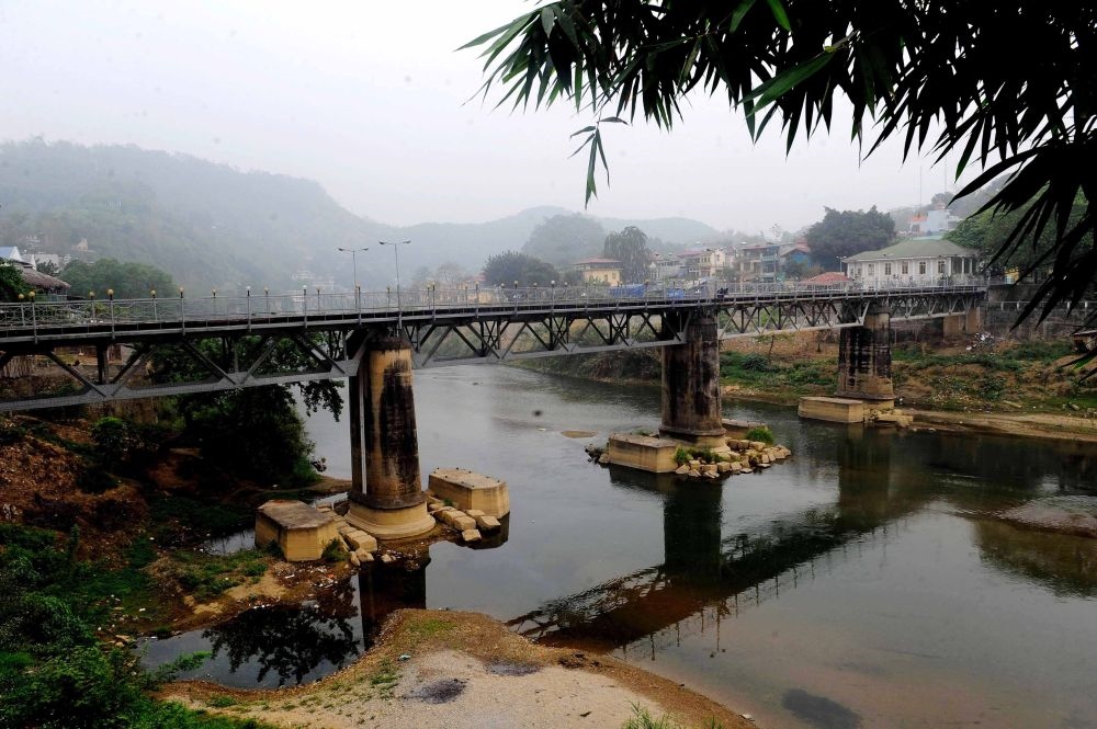 這是滇越鐵路連接中越兩國的中越鐵路大橋，橋的對岸是越南老街?。?010年3月20日攝）。