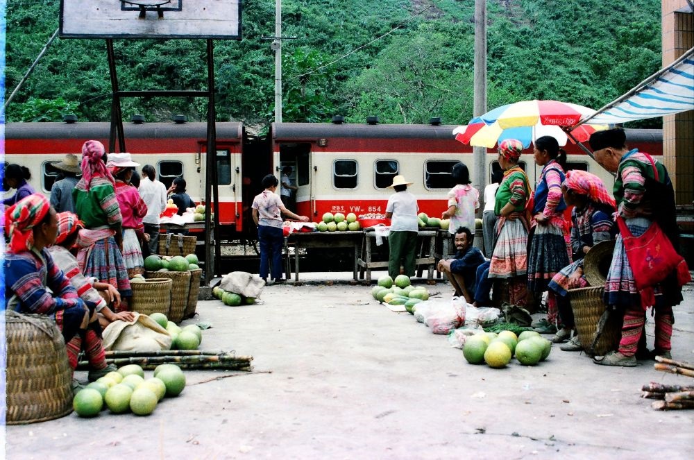 這是90年代中后期滇越鐵路沿線的集市，客運(yùn)列車的開行為當(dāng)?shù)氐拇迕駧砩虣C(jī)。