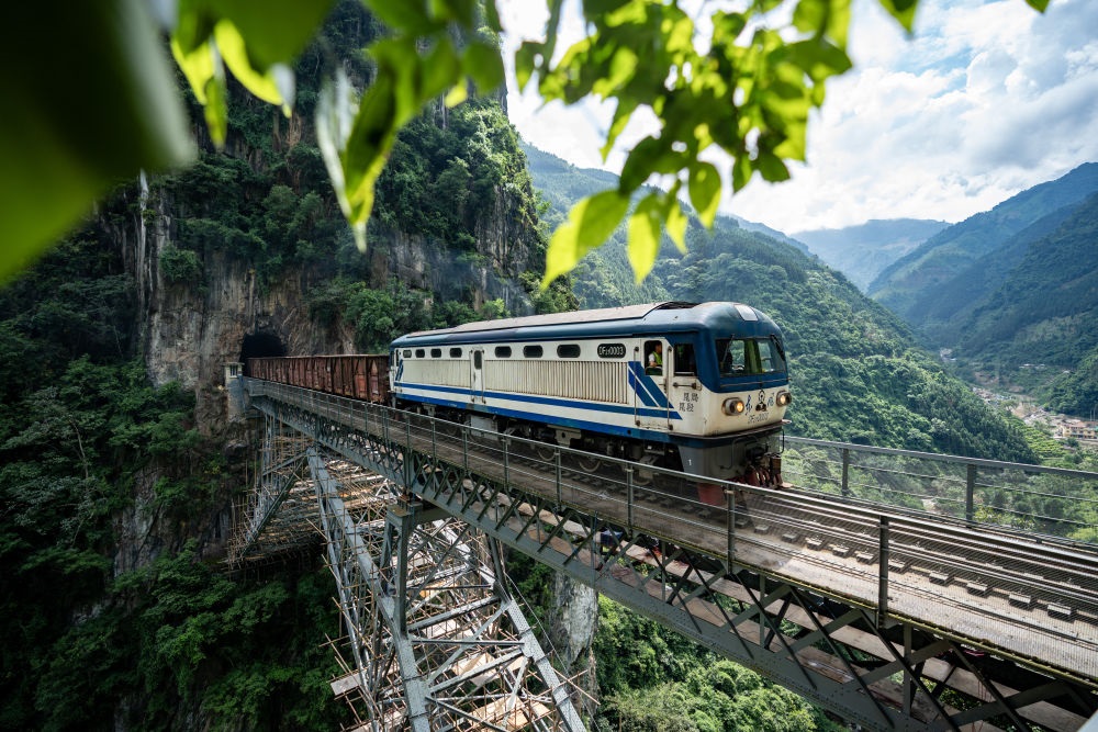 進(jìn)行人字橋橋梁檢測的米軌列車通過人字橋（2023年9月6日攝）。