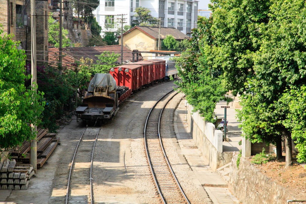 滇越鐵路宜良段的鐵軌與貨車（2013年3月26日攝）。