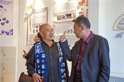  在大理州古生村訴訟服務(wù)站內(nèi)，全國人大代表樊九平為“阿鵬調(diào)解員”點贊。