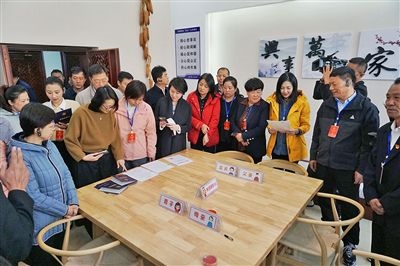  在劍川法院家事調(diào)解室內(nèi)，該院制作的《離婚證明書》引起了代表們的關(guān)注。