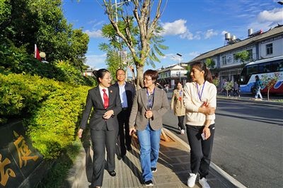  全國人大代表王爭（右一）、張海鷗（右二）向法官了解民族特色調(diào)解工作機制。