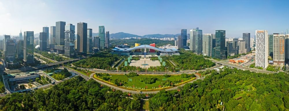 這是在廣東省深圳市拍攝的深圳市民中心和蓮花山公園一線（2020年10月2日攝，無人機照片）。新華社記者 梁旭 攝