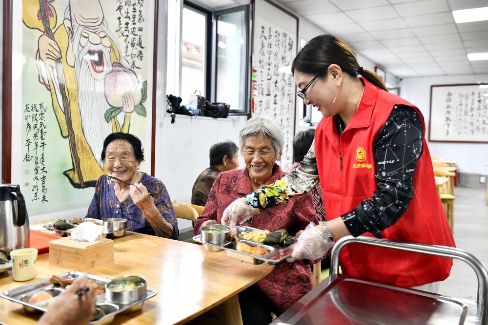 在山東省乳山市城區(qū)街道騰甲莊村幸福食堂，志愿者為老人們配送午餐（2023年6月24日攝）。新華社記者 郭緒雷 攝