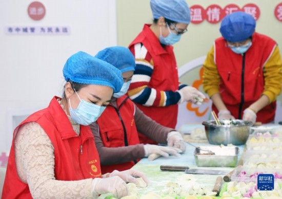 12月16日，在山東省棗莊市市中區(qū)城管藍(lán)職工志愿服務(wù)驛站，愛(ài)心志愿者為戶外勞動(dòng)者包水餃。