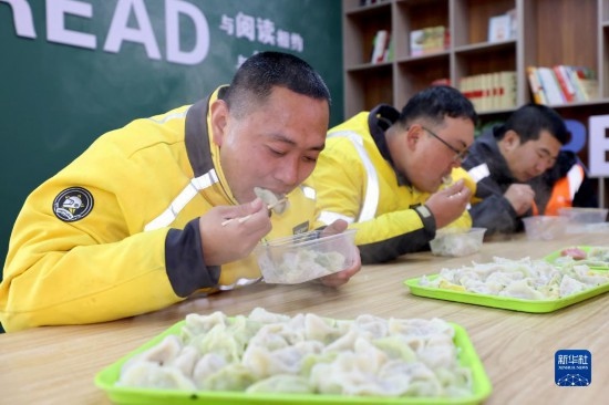 12月16日，在山東省棗莊市市中區(qū)城管藍(lán)職工志愿服務(wù)驛站，戶外勞動(dòng)者吃上熱氣騰騰的水餃。