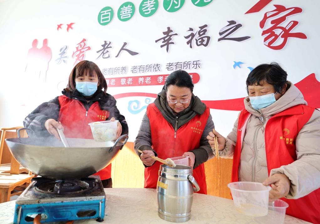 12月17日，在山東省臨沂市沂南縣銅井鎮(zhèn)杜山社區(qū)孝善食堂，志愿者們在為社區(qū)內(nèi)獨居和行動不便的老人煮水餃。 新華社發(fā)（王彥冰 攝）