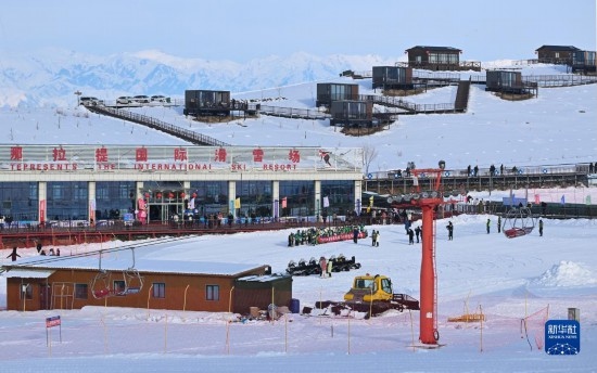 隨著新雪季的到來，那拉提國際滑雪場迎來眾多游客（(12月21日攝）。