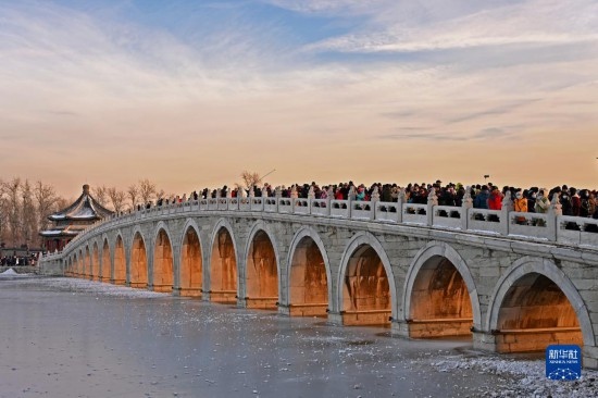 這是12月22日拍攝的頤和園十七孔橋“金光穿洞”景象。