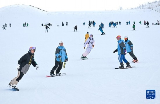 12月21日，游客在那拉提國際滑雪場滑雪。