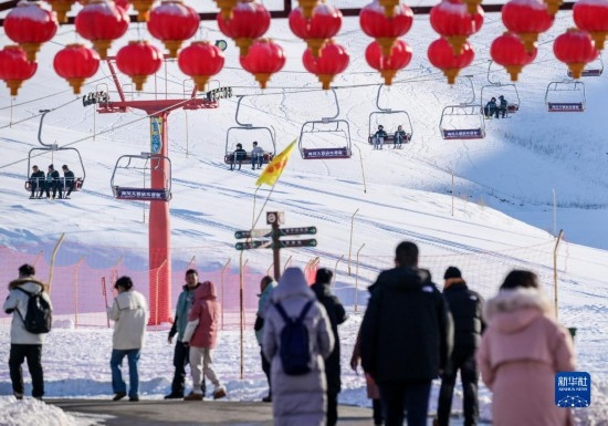 12月21日，那拉提國際滑雪場迎來眾多游客。