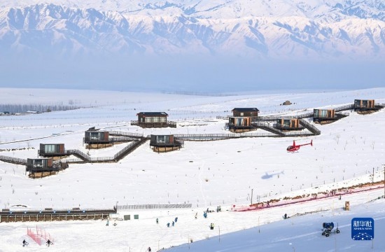 那拉提國際滑雪場旁新近落成的雪景星空民宿（12月21日攝）。