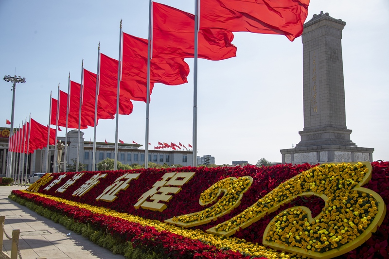 2022年10月16日，北京，中國共產(chǎn)黨第二十次全國代表大會(huì)開幕，人民大會(huì)堂外紅旗飄揚(yáng)。