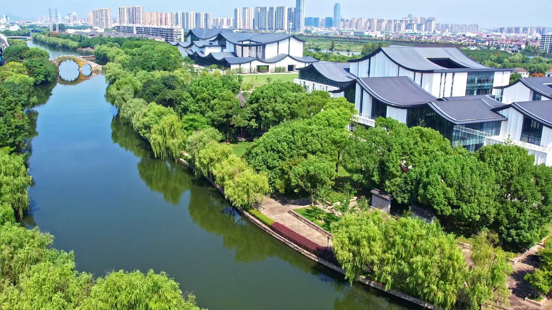 △浙東運河。今年9月20日，習近平總書記來到浙東運河文化園考察，強調“大運河文化是中國優(yōu)秀傳統(tǒng)文化的重要組成部分，要在保護、傳承、利用上下功夫，讓古老大運河煥發(fā)時代新風貌”。