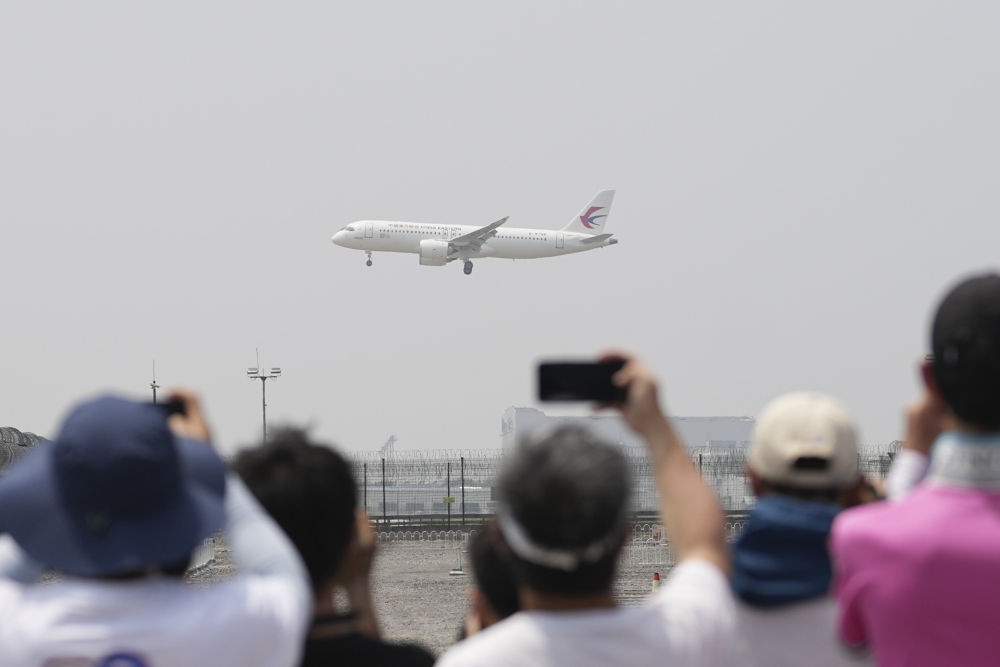 2023年5月28日，C919首個商業(yè)航班東航MU9191飛抵北京首都國際機(jī)場。新華社記者 鞠煥宗 攝