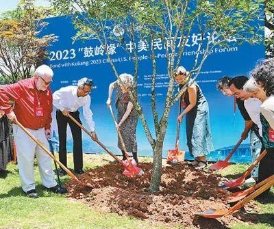 6月，2023“鼓嶺緣”中美民間友好論壇在福建省福州市舉辦。圖為出席“鼓嶺之友”座談會的中美各界人士在鼓嶺共同植樹留念。