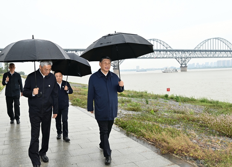 2023年10月10日，習(xí)近平在長江國家文化公園九江城區(qū)段考察時，冒雨沿江堤步行察看沿岸風(fēng)貌。