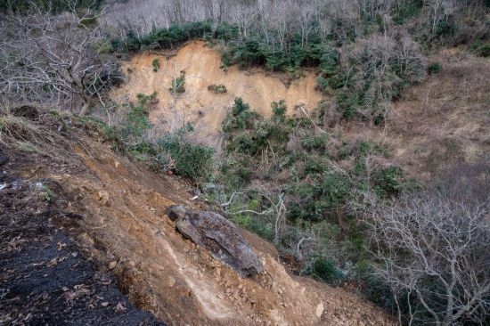  1月2日，在日本石川縣羽咋郡，地震引起山體滑坡。新華社記者張笑宇攝