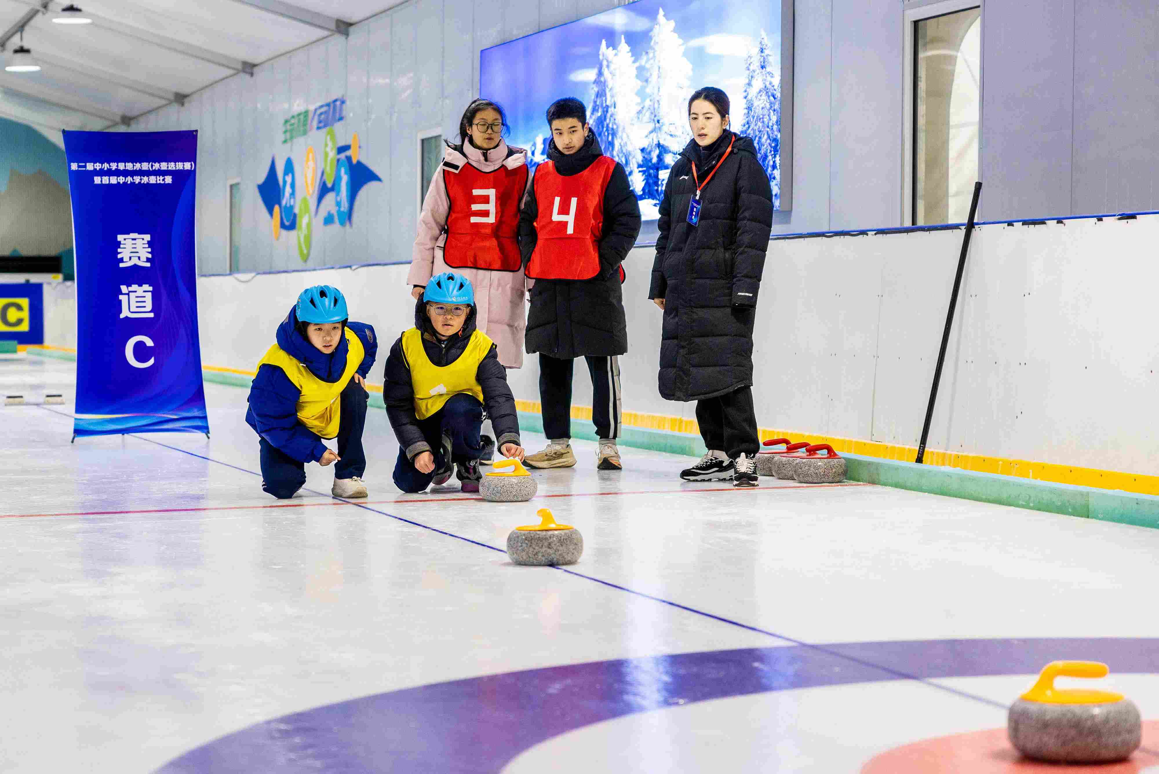 2023年12月10日，參賽選手在呼和浩特首屆中小學冰壺比賽中投擲冰壺。