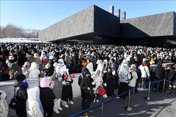 2024年1月15日，哈爾濱，侵華日軍第七三一部隊(duì)罪證陳列館門(mén)口排隊(duì)的游客整齊有序。