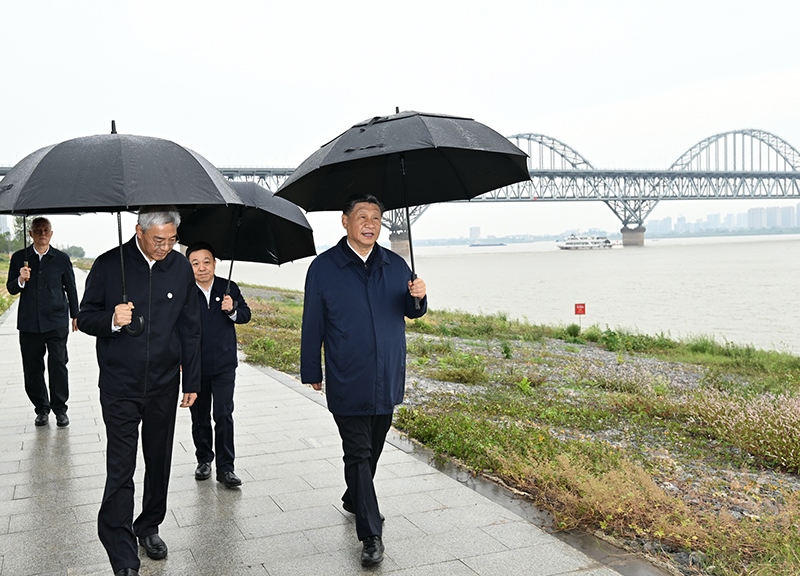 2023年10月10日，習(xí)近平總書記在江西省九江市長江國家文化公園九江城區(qū)段考察時(shí)，冒雨沿江堤步行察看沿岸風(fēng)貌。