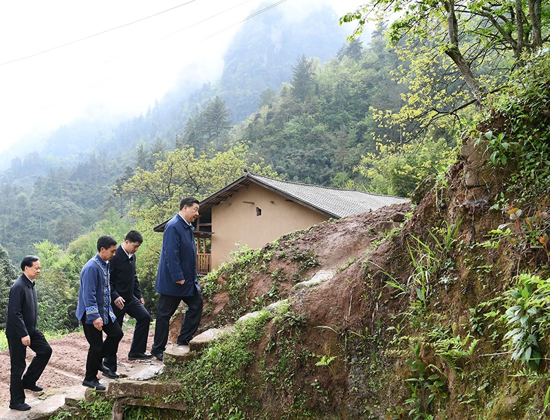 2019年4月15日，在重慶石柱土家族自治縣中益鄉(xiāng)華溪村，習(xí)近平總書記踏著濕滑的石階登上陡坡，前往貧困戶譚登周家看望。