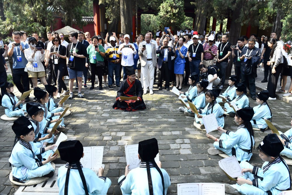 2023年6月27日，在曲阜孔廟，嘉賓和游客在聆聽(tīng)孩子們誦讀《論語(yǔ)》。