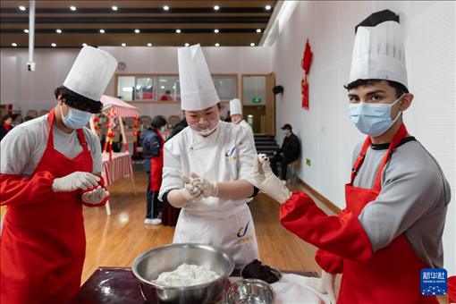 1月28日，在復(fù)旦大學第二附屬學校，美國馬斯卡廷中學學生展示自己制作的湯圓。 新華社記者 王翔 攝