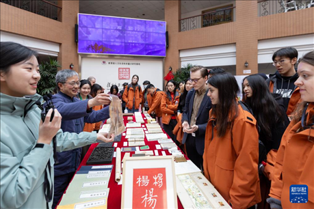 1月29日，在復(fù)旦大學，美國馬斯卡廷中學學生了解中國古籍裝幀與修復(fù)技術(shù)。 新華社記者 王翔 攝